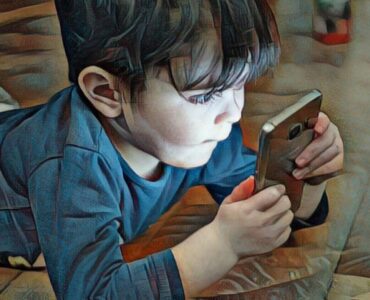 Niño usando celular