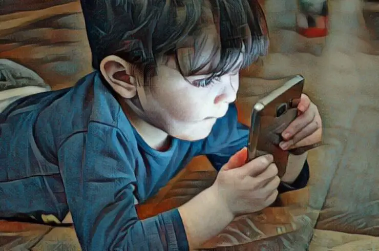Niño usando celular