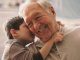 Abuelos que pasan tiempo con sus nietos niños más felices y seguros