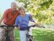 Adultos mayores que realizan ejercicios para prevenir el Alzheimer