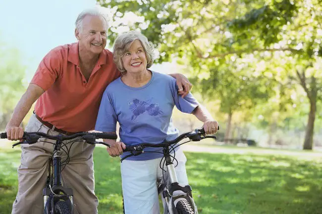 Adultos mayores que realizan ejercicios para prevenir el Alzheimer