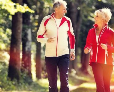 Adultos mayores dando paseos para reducir la pçerdida de memoria