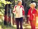 Adultos mayores dando paseos para reducir la pçerdida de memoria