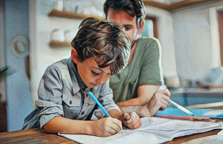 Padre enseñando matemáticas a su hijo