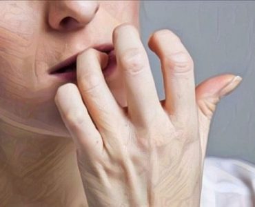 Onicofagia mujer mordiendo sus uñas
