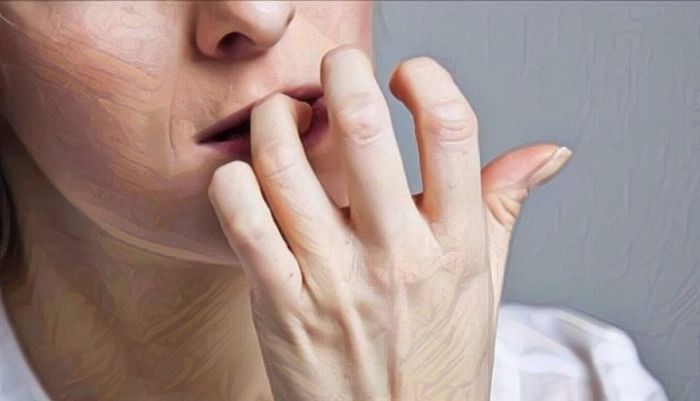 Onicofagia mujer mordiendo sus uñas