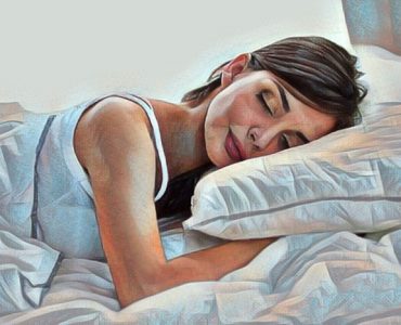 Mujer en la cama que padece dysania
