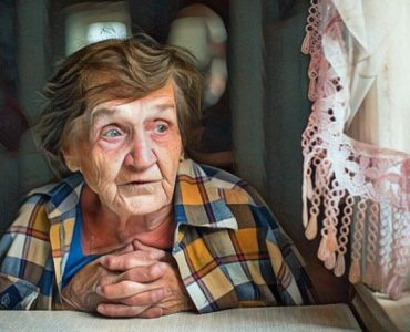 Una anciana que vive sola