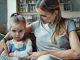 Cómo influir en el autoestima infantil - madre dando consejos a su hija