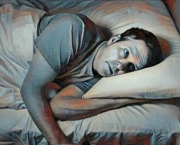 Hombre con ansiedad nocturna que no puede dormir
