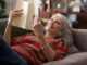 Mujer leyendo (Beneficios de la lectura para los adultos mayores)