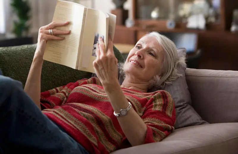 Mujer leyendo (Beneficios de la lectura para los adultos mayores)