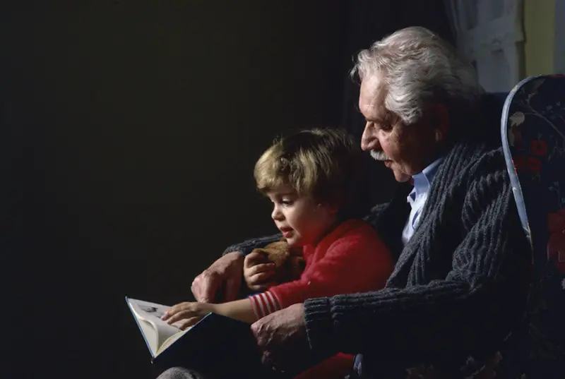 Abuelo leyendo un cuento a su nieto
