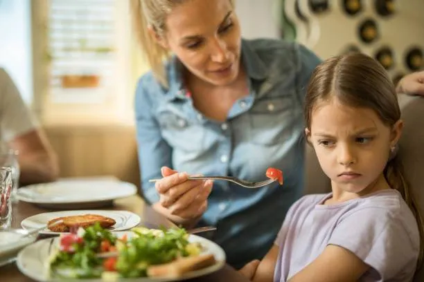Evita decir estas frases si tu hijo no quiere comer