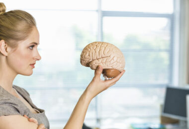 Mujer mirando cómo cambia su cerebro después de pasar los 40 años
