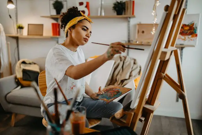 Mujer pintando y disfrutando de la soledad en su casa