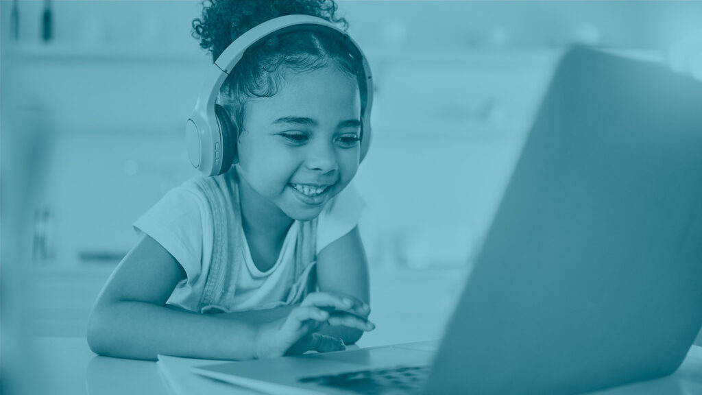 Niña frente al monitor aprendiendo en plataformas de aprendizaje en línea
